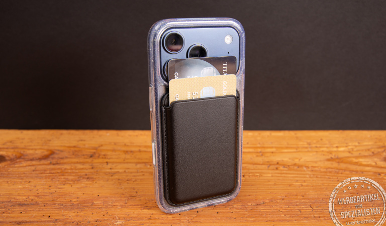 Magnetisches MagSafe Wallet LEFTA in Schwarz am Smartphone befestigt, hochwertiges Kartenetui aus Kunstleder f&uuml;r Merchandise, Giveaways und Werbegeschenke mit Logo