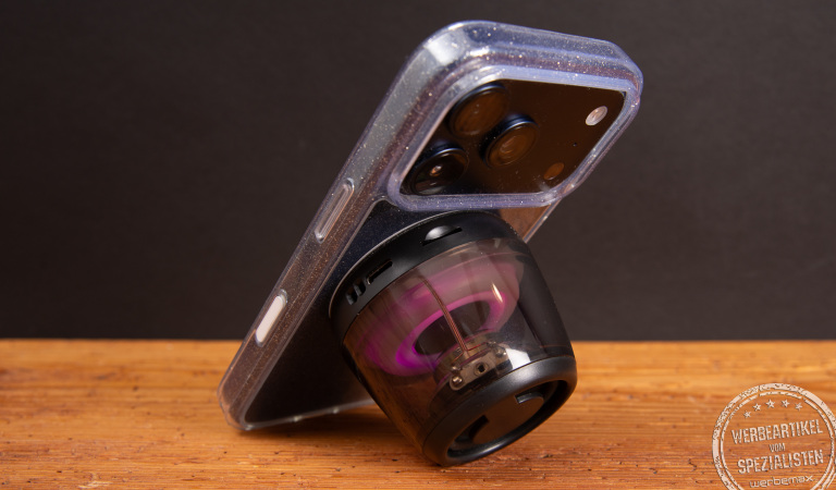 Bluetooth Lautsprecher mit MagSafe am Smartphone befestigt – kompakte Bluetooth Box als moderner Merch Artikel und Mitarbeitergeschenk