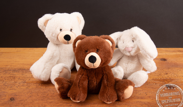 RecycelB&auml;r und RecycelHase als nachhaltige Pl&uuml;sch-Werbeartikel mit gestickten Augen.