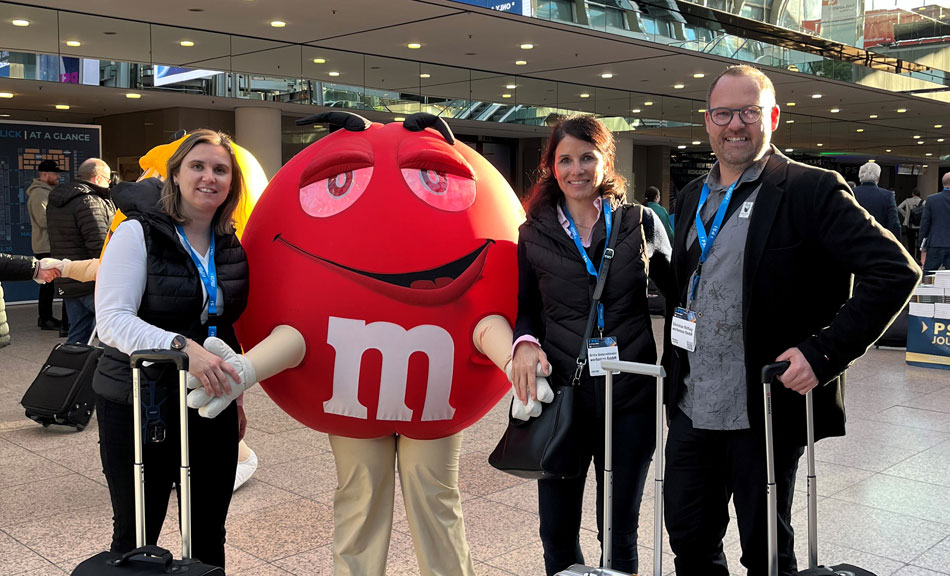 Team werbemax mit M&M auf der PSI im Eingang