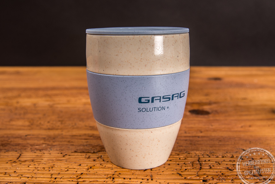 Thermosbecher Aroma to go mit hellblauem Deckel und hellblauer Manschette als Werbeartikel.