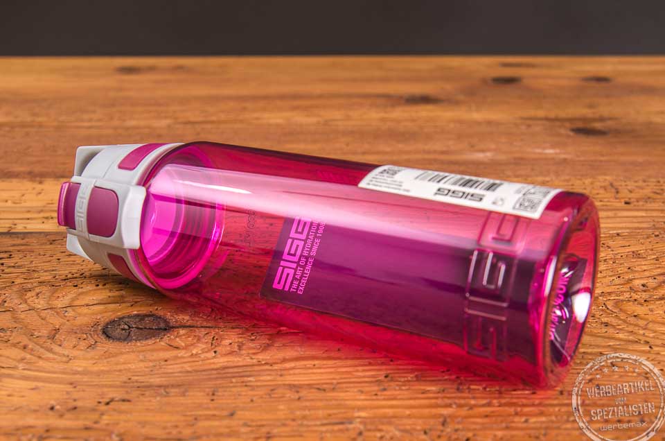 Liegende Trinkflasche Sigg Total Color in der Farbe berry als Werbegeschenk.