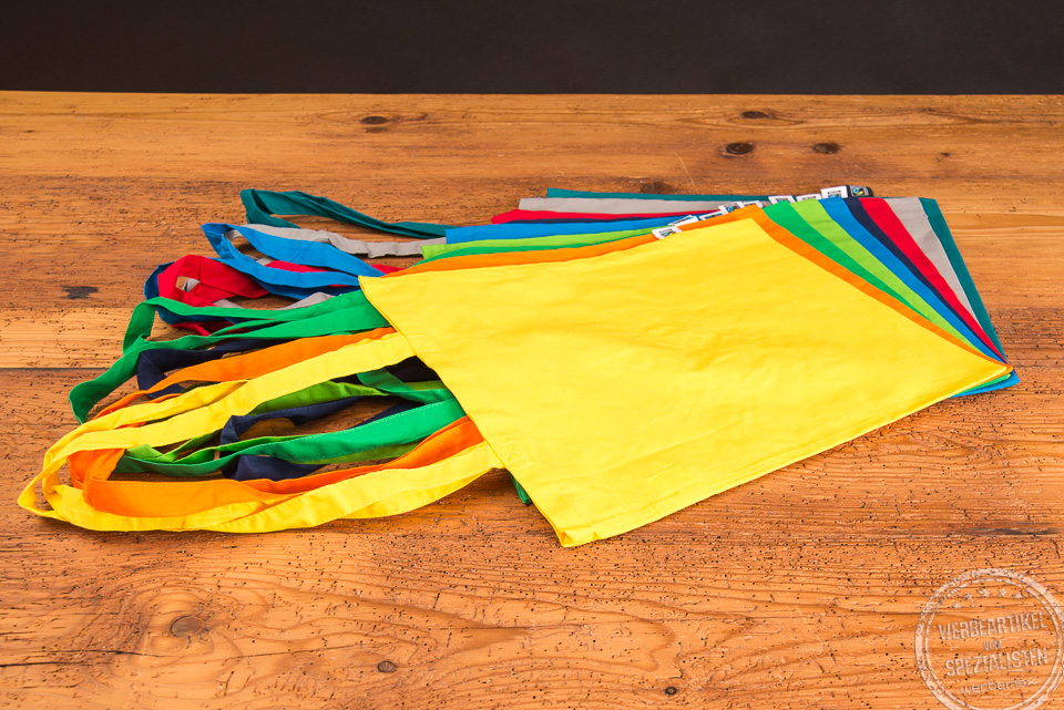 verschiedenfarbige Stofftaschen liegend aufeinander gef&auml;chert, um die verschiedenen Farben zu zeigen