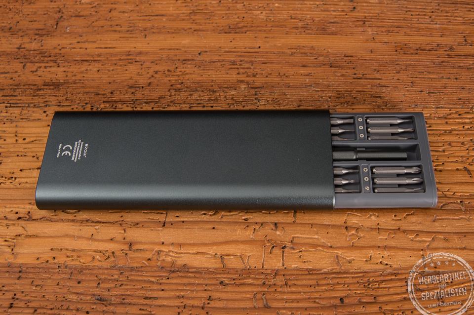 Halb ge&ouml;ffnete Schraubendreher Bit-Box mit aufger&auml;umten Bits in der Farbe gunmetal 