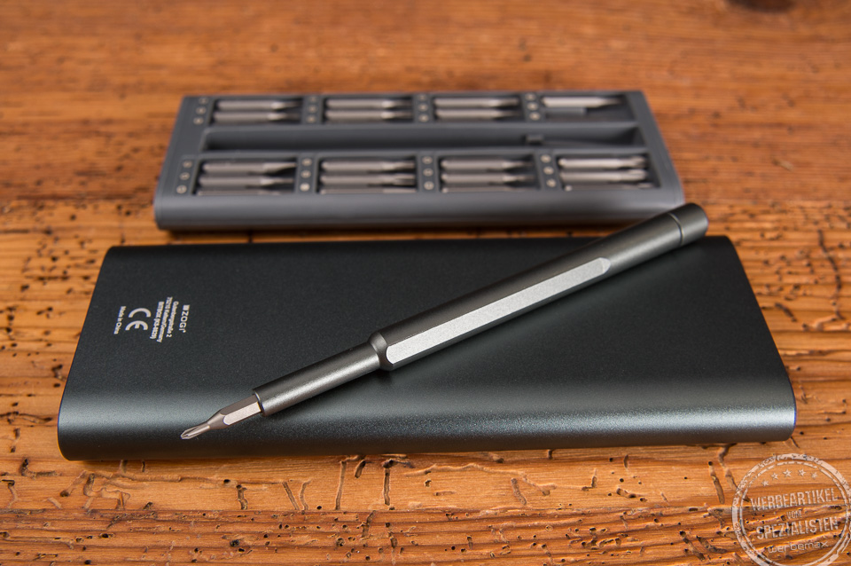 Nahaufnahme des schlanken Schraubendrehers mit dem Bitaufsatz und dem Schraubendreher