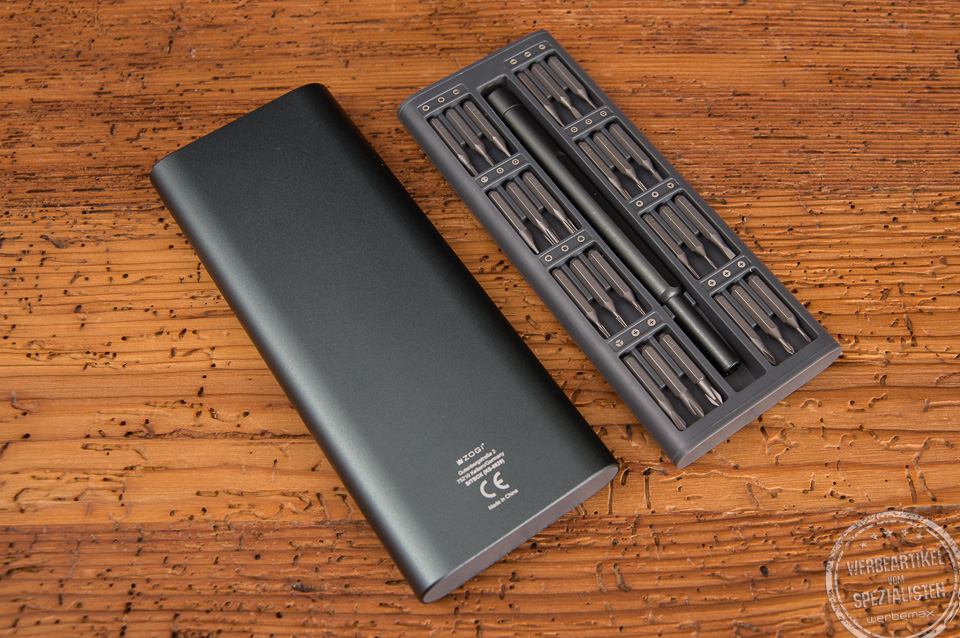 Schatulle und Bit-Set liegen nebeneinander - schlankes Design und &uuml;bersichtliche Anordnung