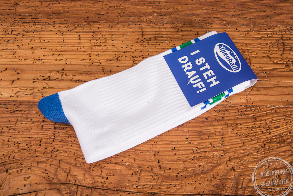 Wei&szlig;e Tennissocken als Werbegeschenk der Firma Alpenhain mit blauen Fersen und einer netten Banderole in Blau mit wei&szlig;em Aufdruck ALPENHAIN