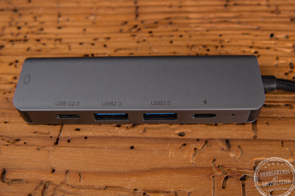 Schlanker USB-C Hub in der Nahaufnahme aus Aluminium