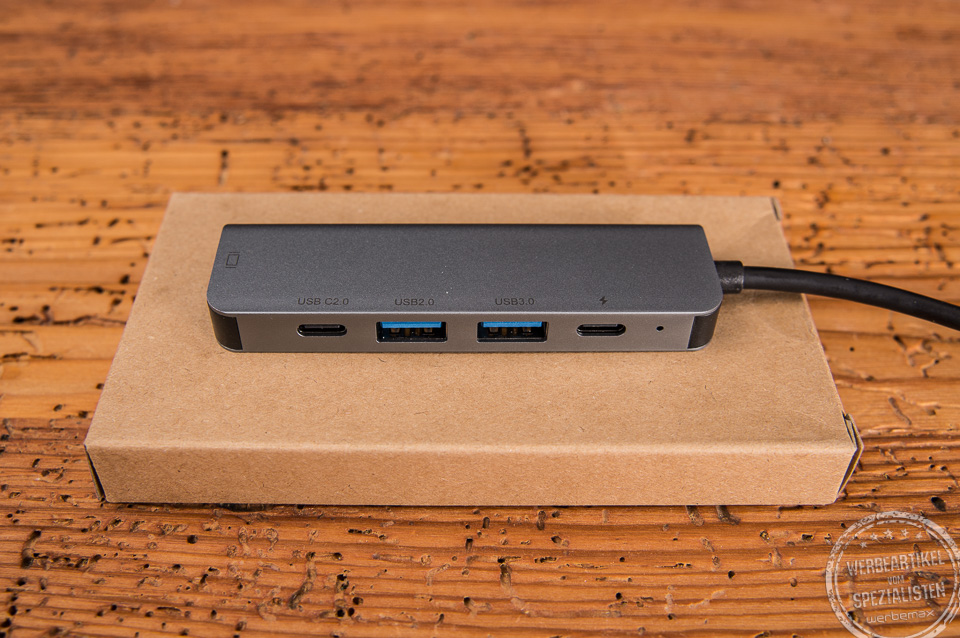5-in-1 USB-Hub aus Aluminium auf nachhaltiger Kraftpapierverpackung mit Fokus auf die diveren Anschl&uuml;sse