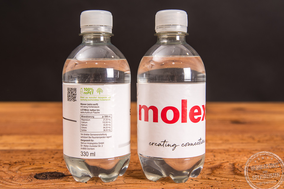 zwei Wasserflaschen als Werbeartikel mit individuell bedrucktem Etikett f&uuml;r einen gelungenen Messeauftritt